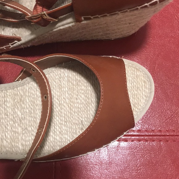 Tan / beige wedge espadrilles. - Picture 2 of 4